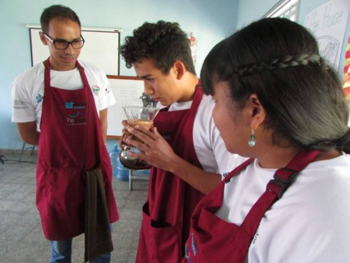 Escuela Taller de Danlí prepara a jóvenes en el arte del barismo