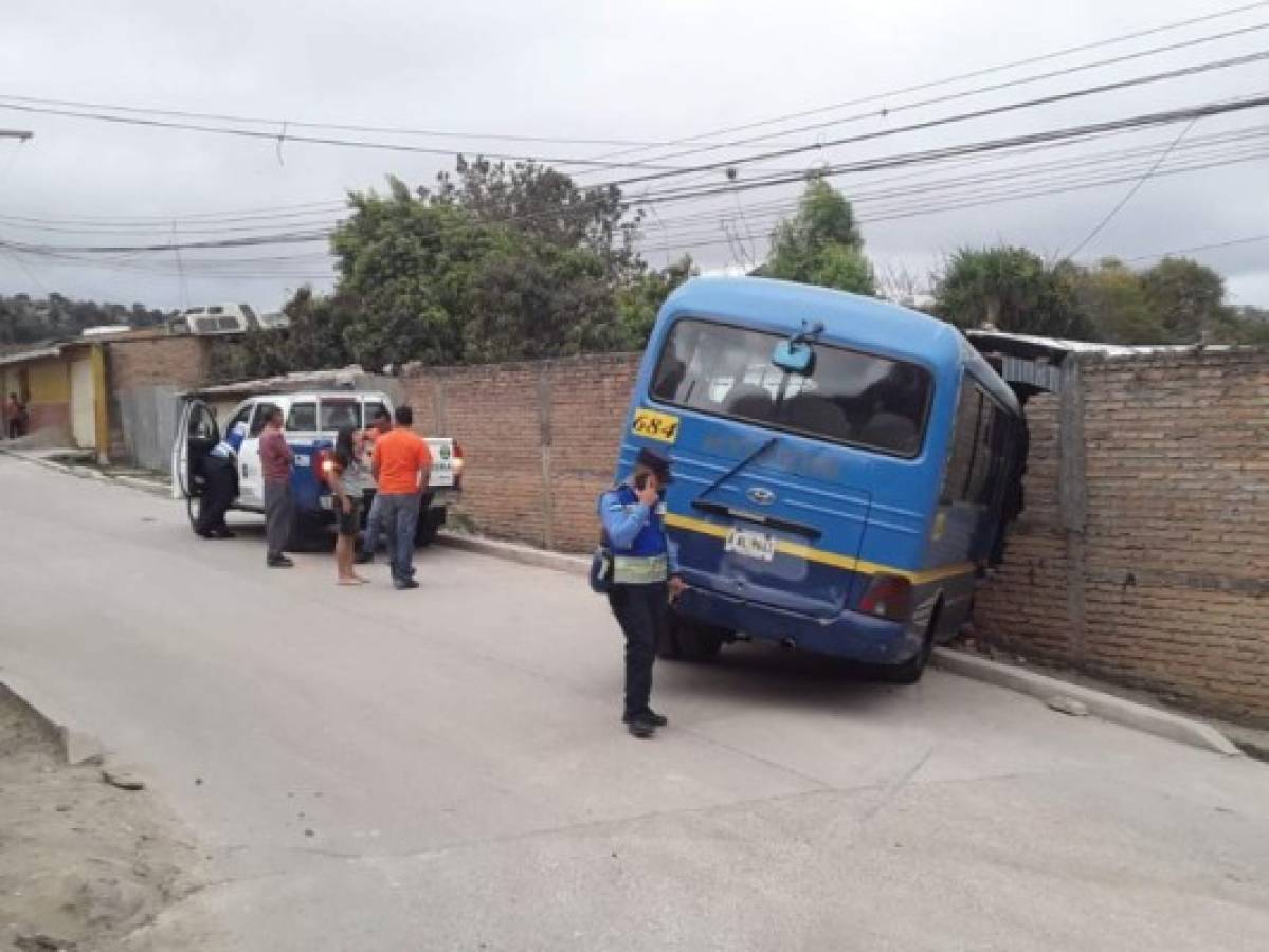 Bus se estrella contra muro de una casa en la colonia Villa Nueva de la capital  