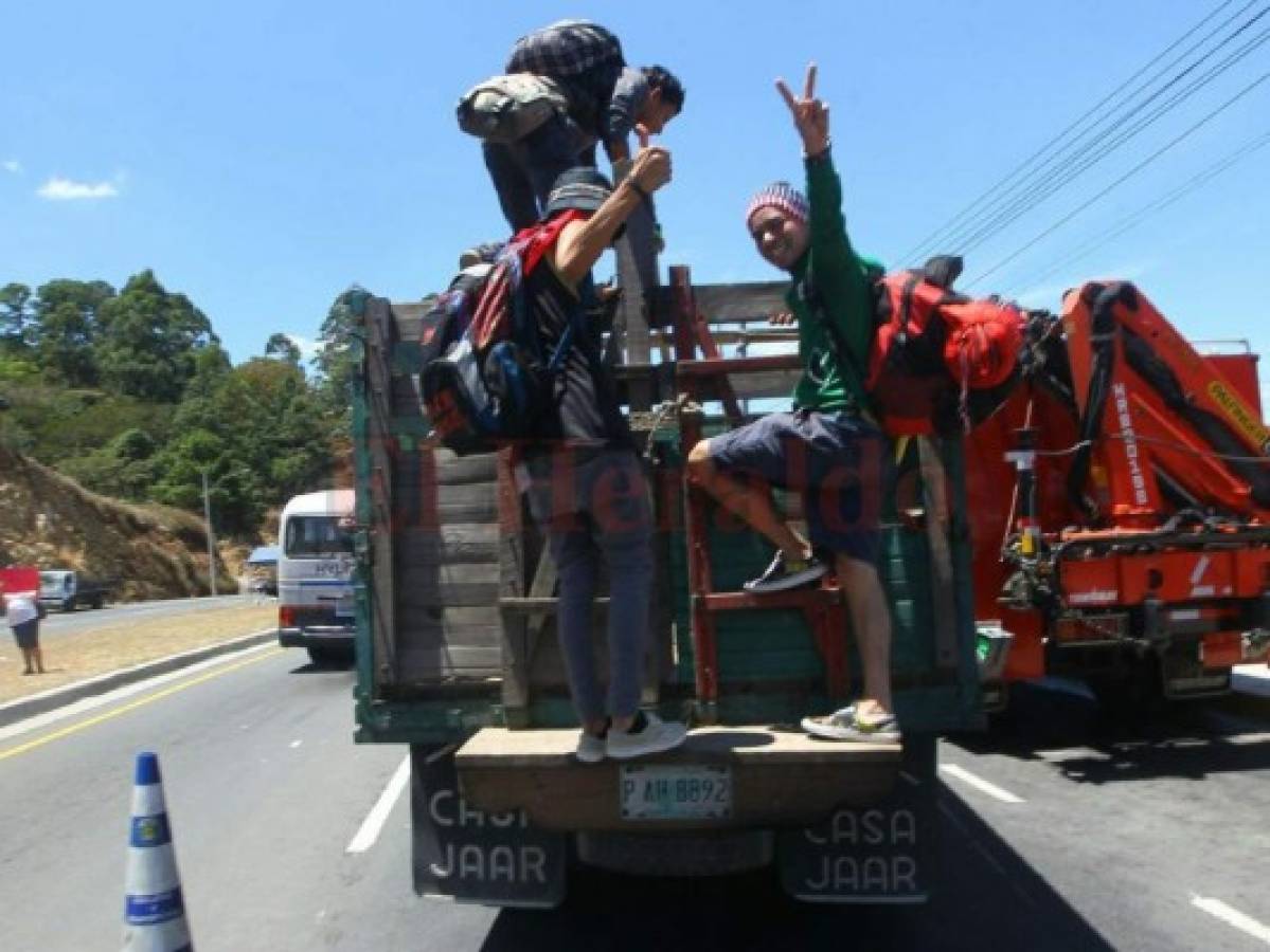 Hondureños deciden irse a puro 'jalón' desde Choluteca hasta La Ceiba