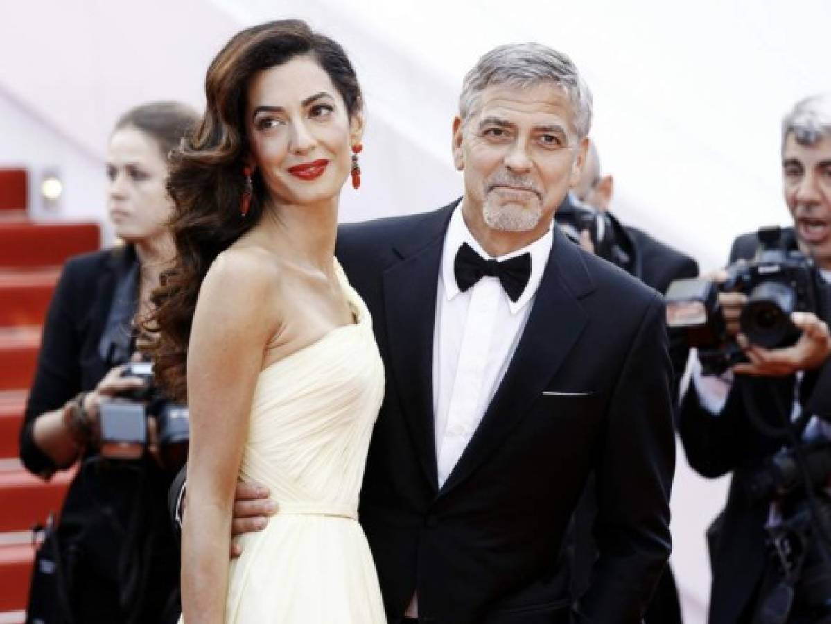 Los Clooney donan 500 mil dólares para reclamar mayor control de armas