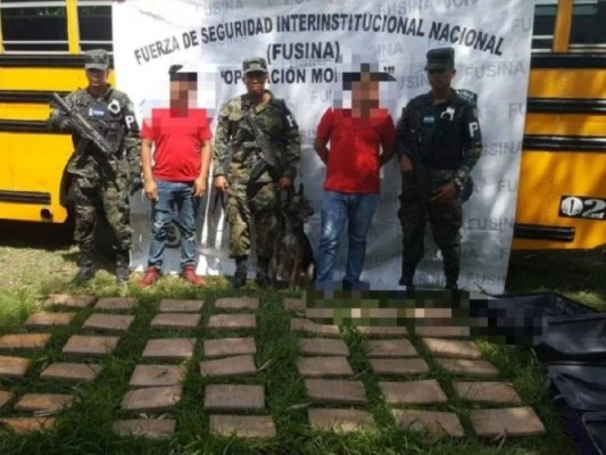 Omoa: Hallan dos maletas con supuesta droga dentro de bus interurbano