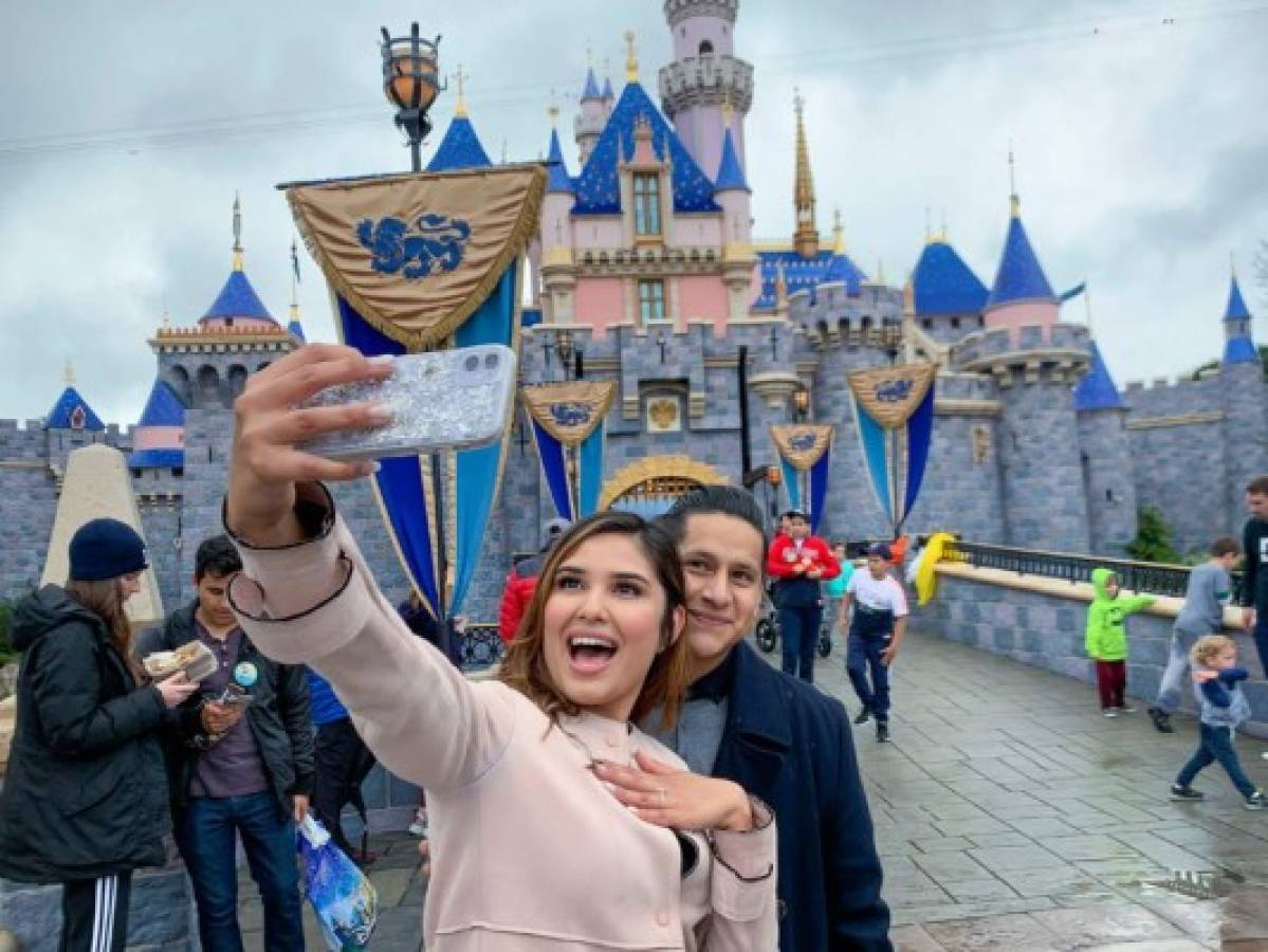 Visitantes disfrutan Disneyland antes de cierre temporal