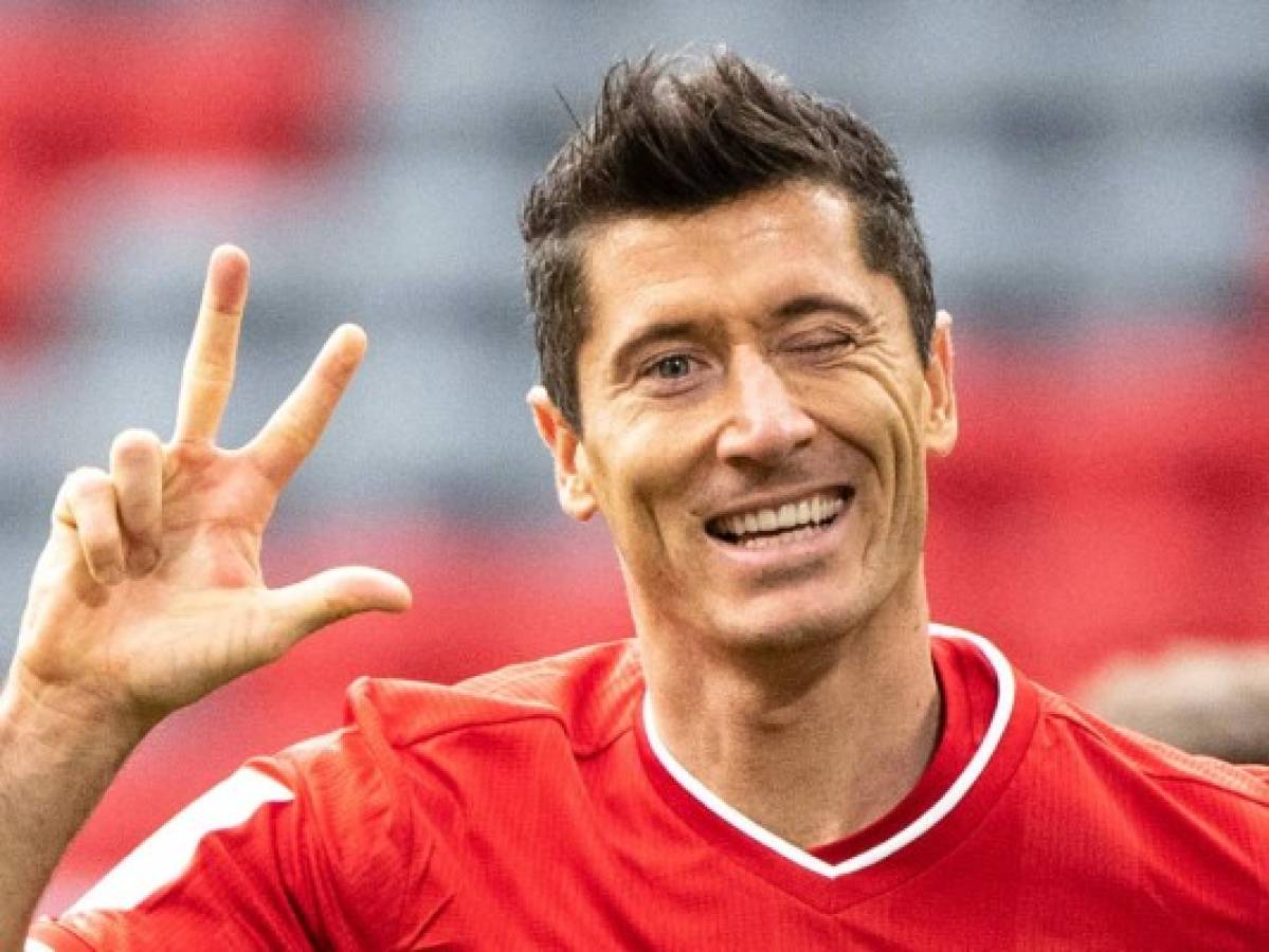 Lewandowski anota 3 y lleva a la victoria al Bayern 5-0 a Frankfurt