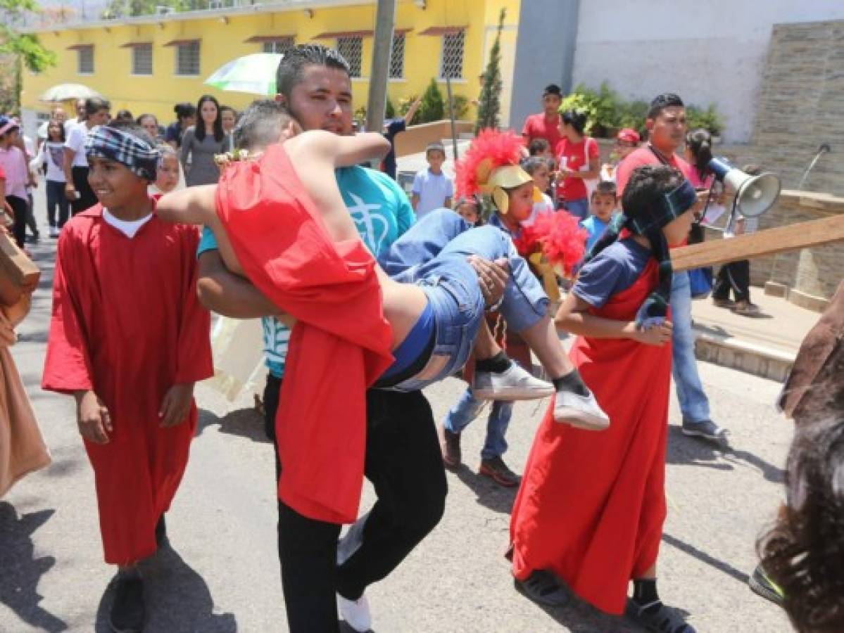 Niños de la Aldea de Suyapa recrean la Pasión del Señor en la capital