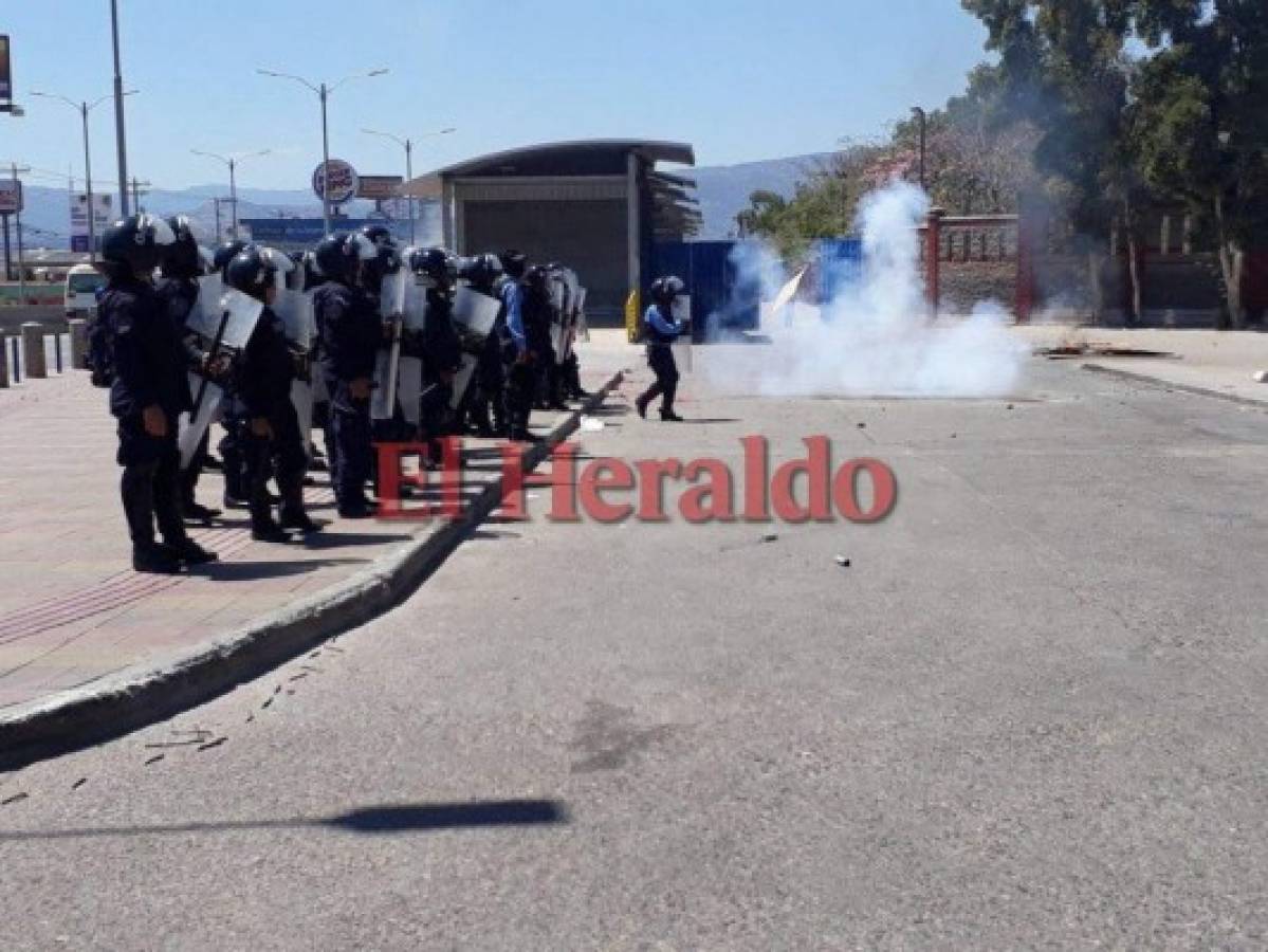 Autoridades desalojan a encapuchados frente a UNAH