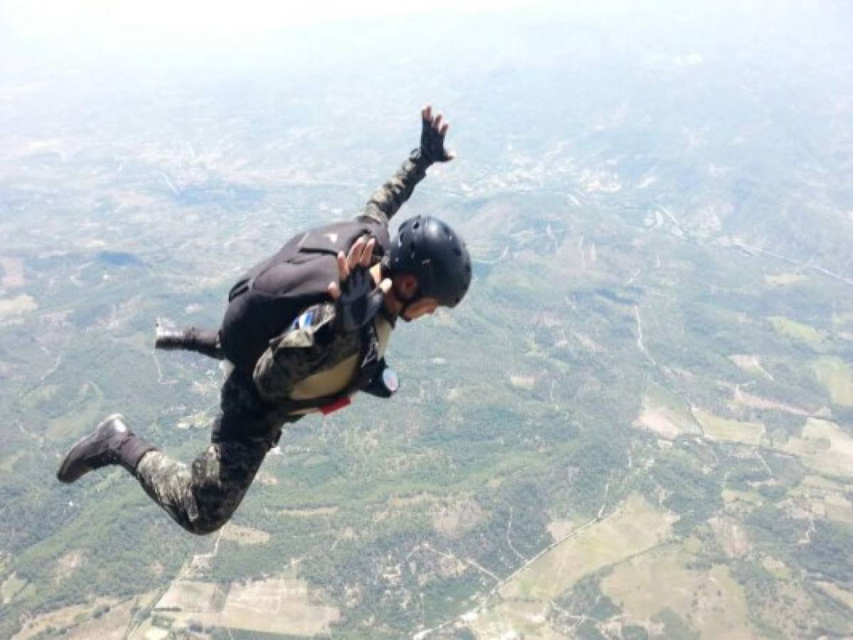 Un salto al vacío para honrar a la patria