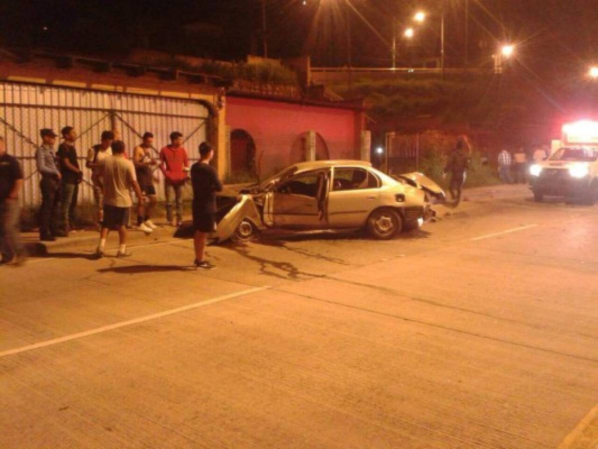 Trabajadores de taller de pintura chocan en carro de cliente en la capital