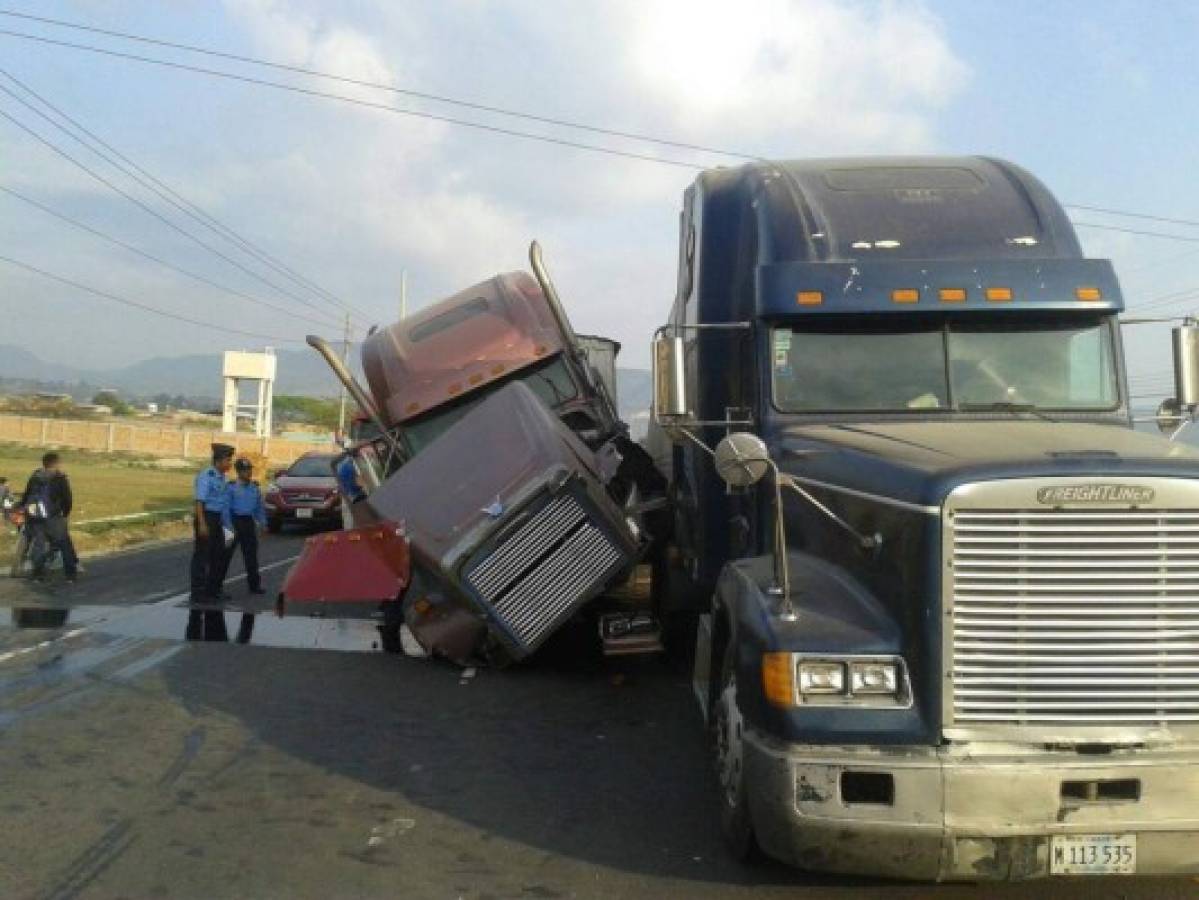 Una persona muerta deja múltiple colisión de rastras en Valle de Amarateca