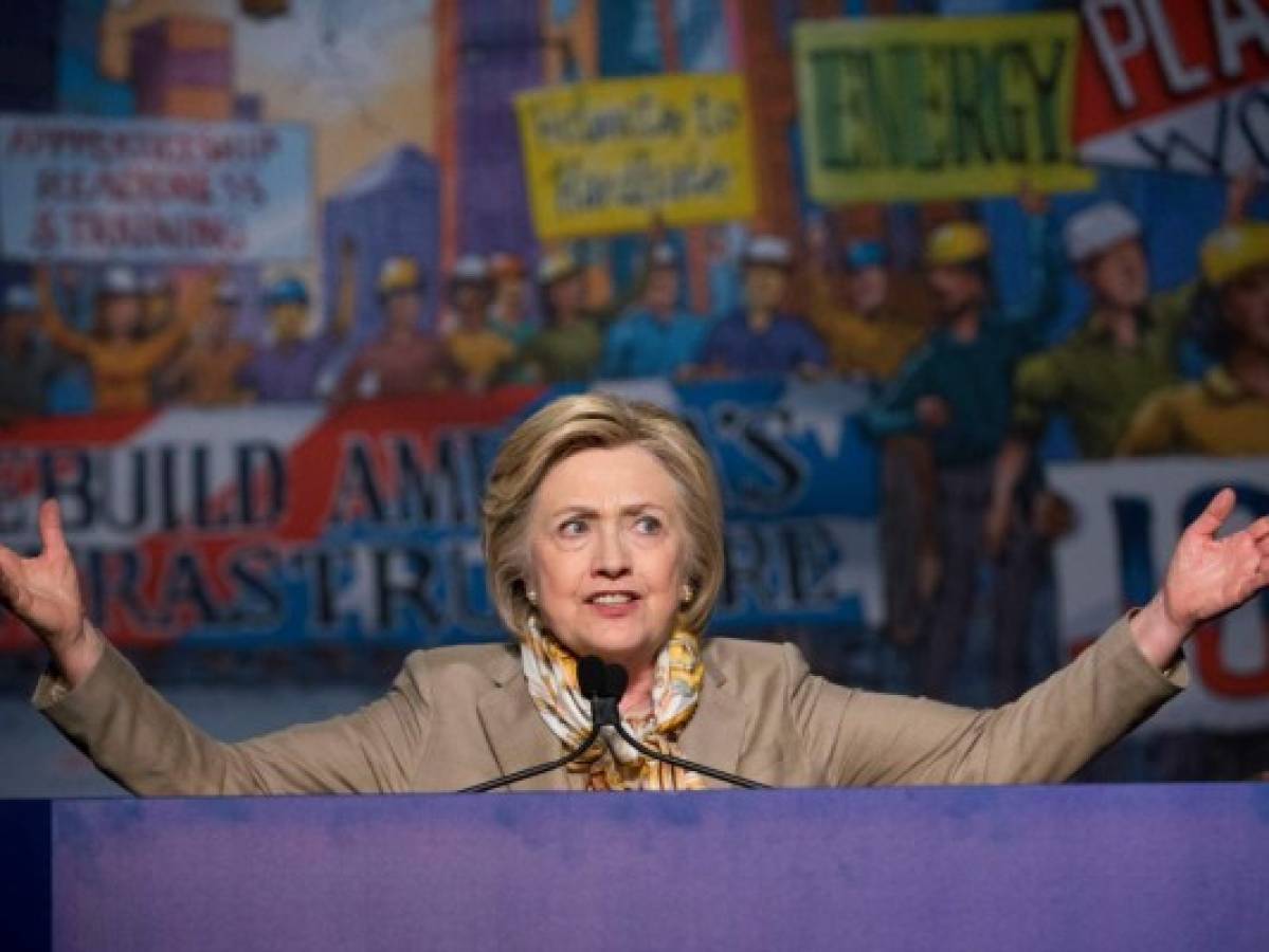 Hillary Clinton advierte a votantes latinos sobre Donald Trump