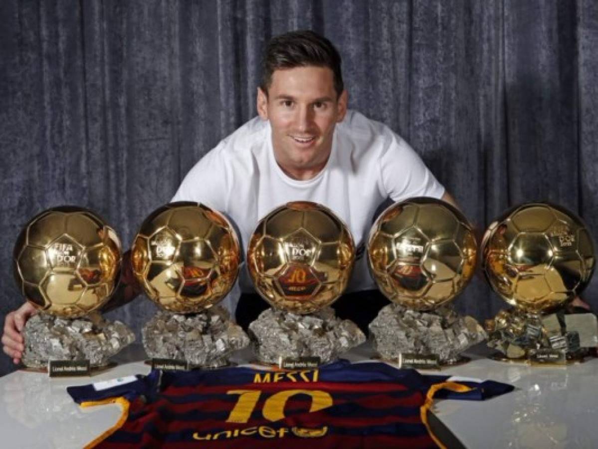 Messi presume sus cinco Balones de Oro