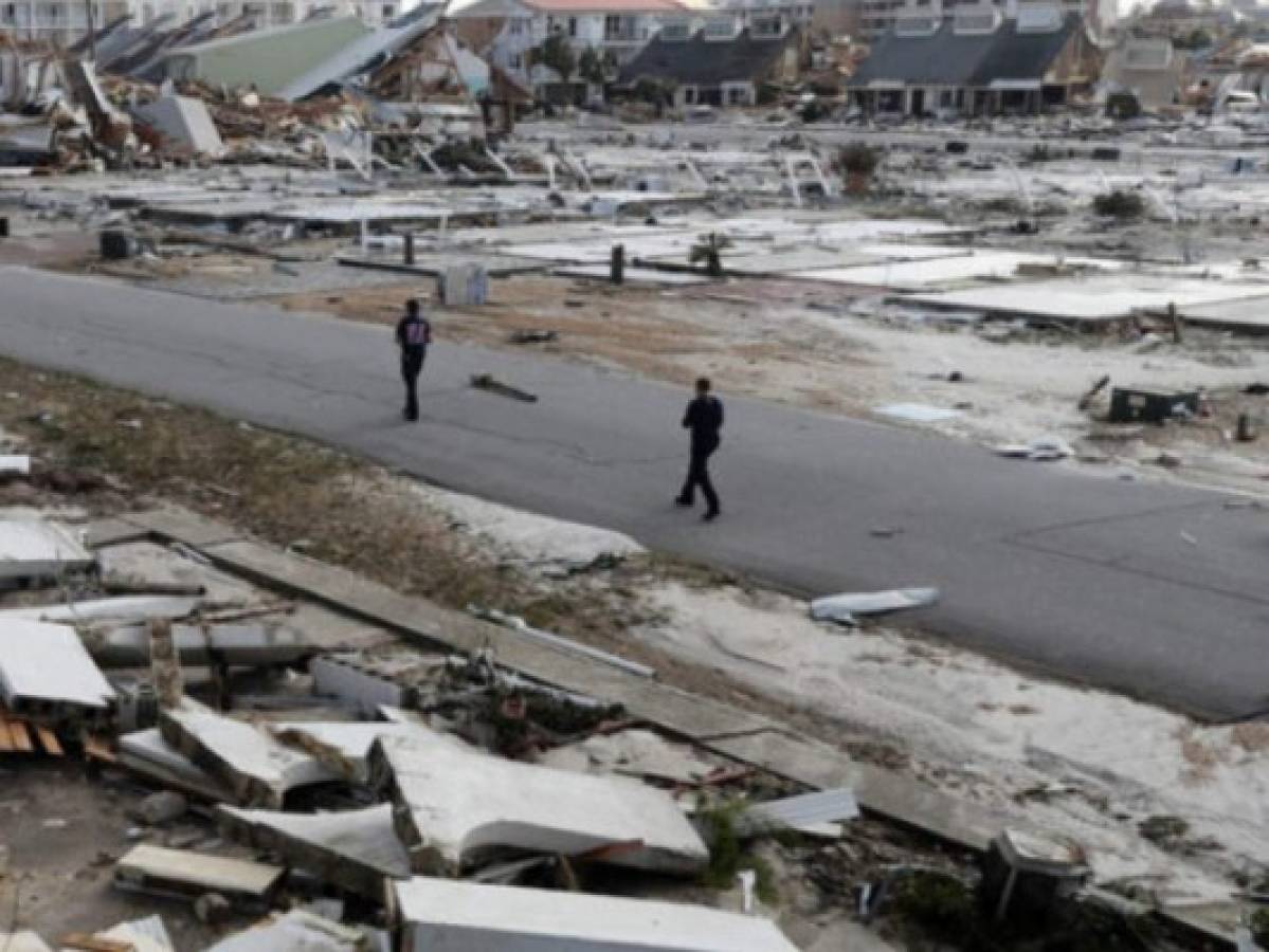 Hondureños reconstruyen zona afectada por huracán Michael  