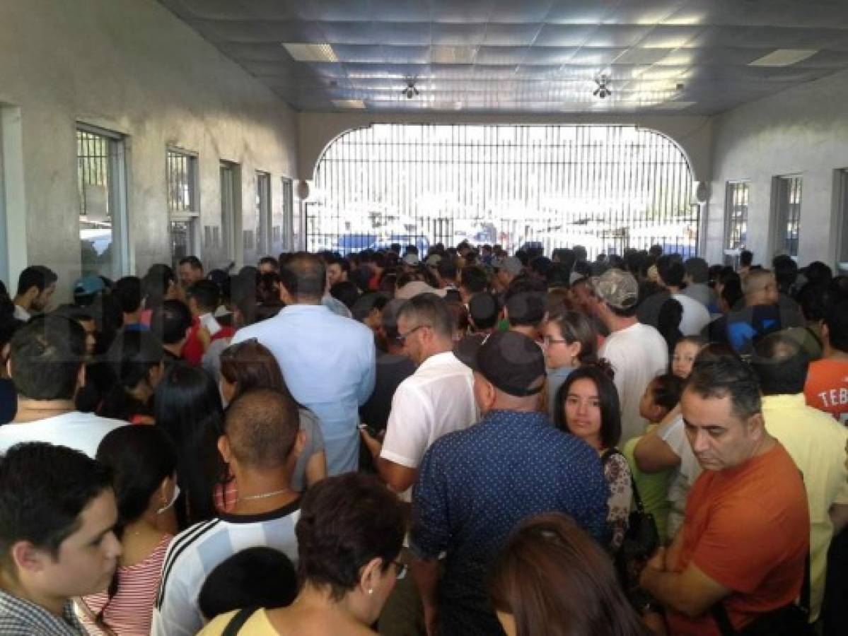 Locura en El Amatillo para ingresar a El Salvador para ver la Selección de Honduras