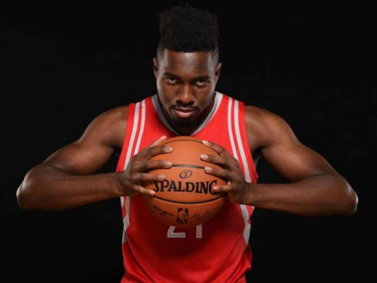 La divertida y peculiar forma de lanzar los tiros de Chinanu Onuaku, ala-pívot de los Rockets