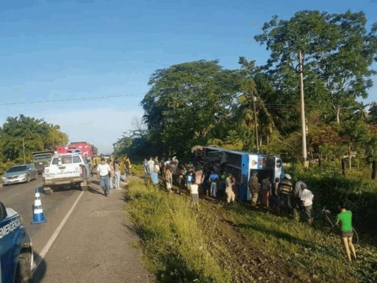 Volcamiento de autobús dejó 15 personas heridas en Yoro