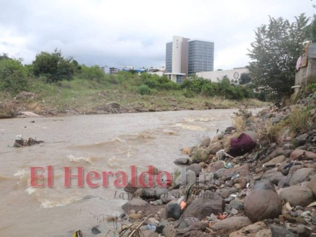 Sobre el bulevar Fuerzas Armadas se ubica el Banco Central de Honduras, uno de los edificios más vistosos de la capital y del otro lado del río, las angustiadas familias de la Betania. Foto: Aarón Canales/ EL HERALDO