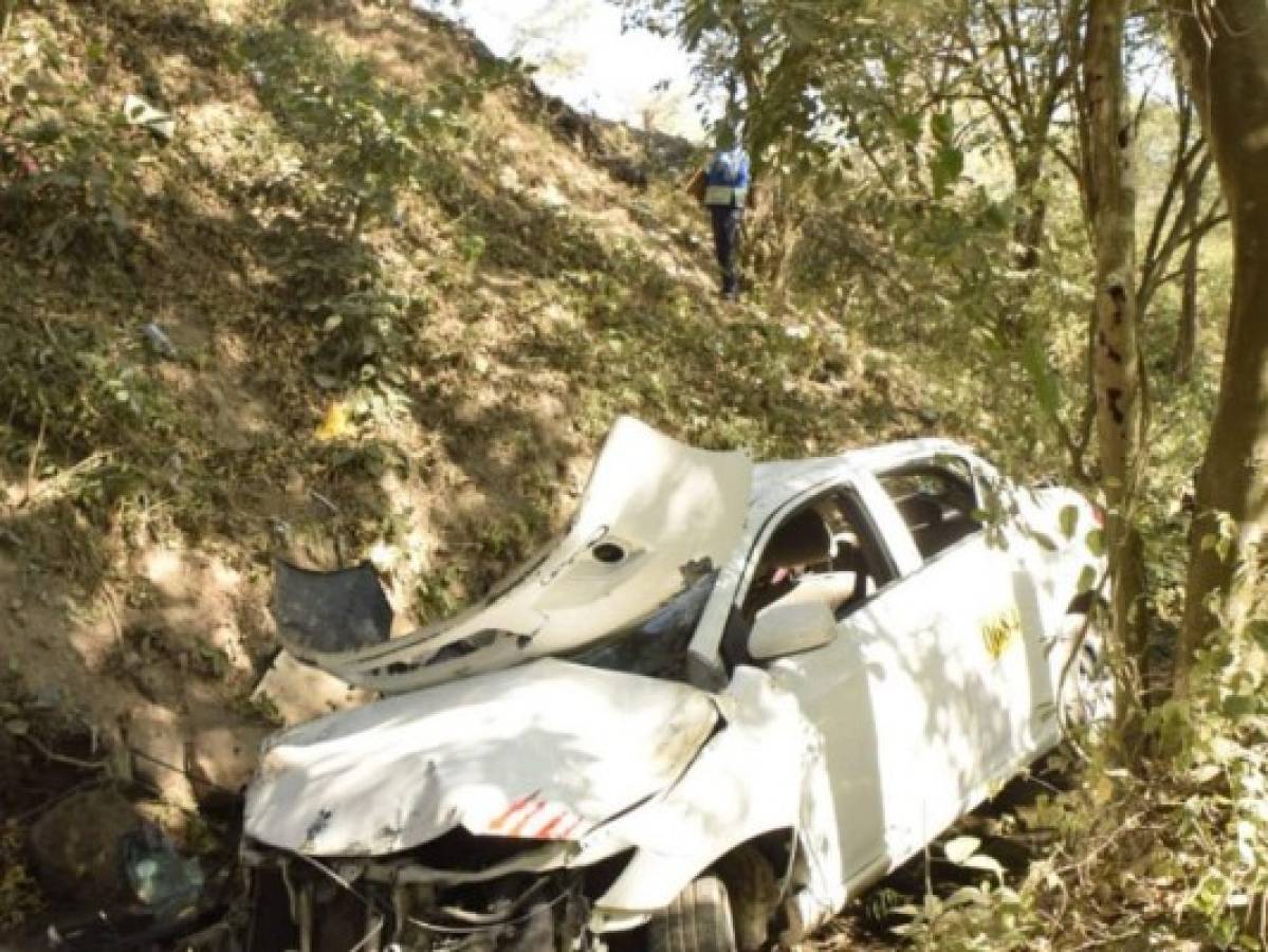 Cuatro heridos al caer taxi a una hondonada en la colonia Sagastume