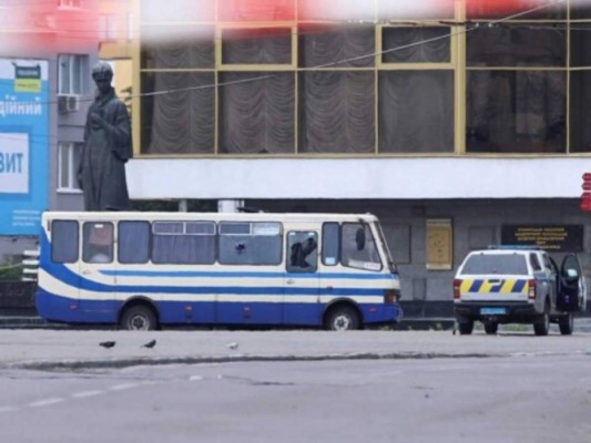 Un hombre armado toma veinte rehenes en un autobús en Ucrania