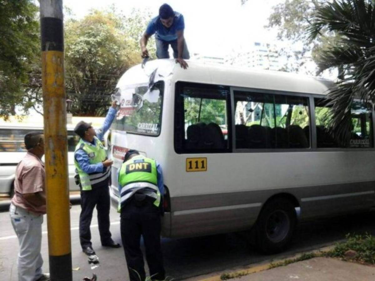 Rigurosos operativos para limpiar publicidad de buses en la capital de Honduras