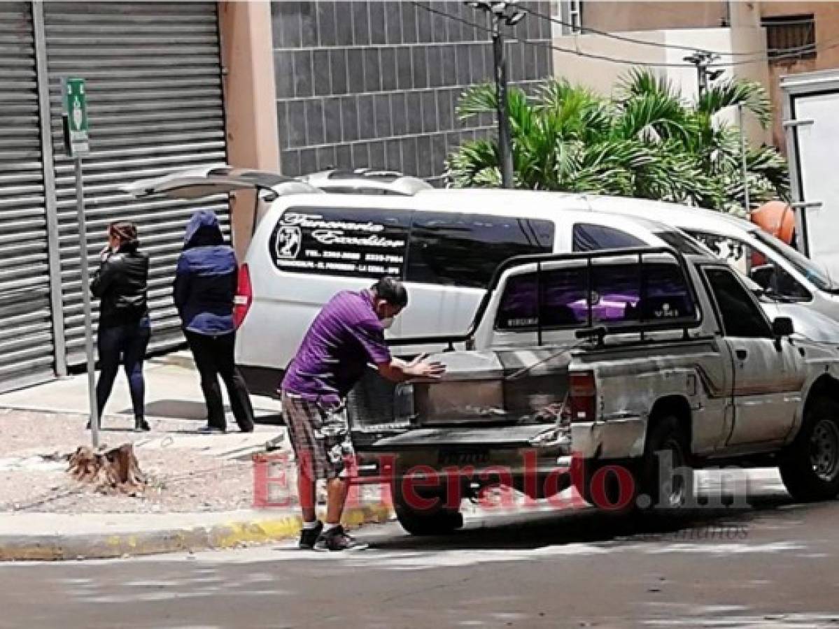 Retiran cuerpos de jóvenes asesinados en la masacre de Los Laureles