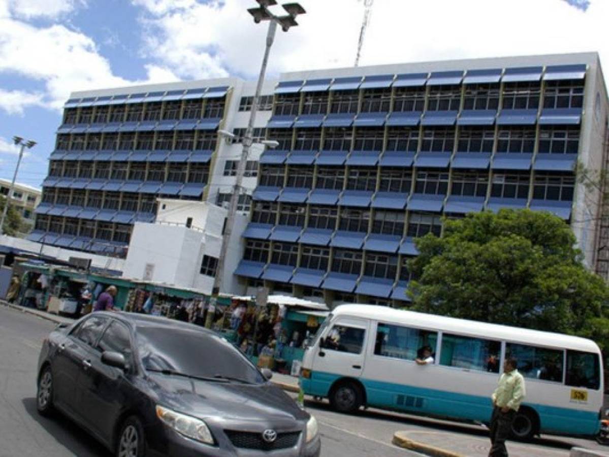 Cierran un carril frente al Hospital Escuela Universitario de Tegucigalpa