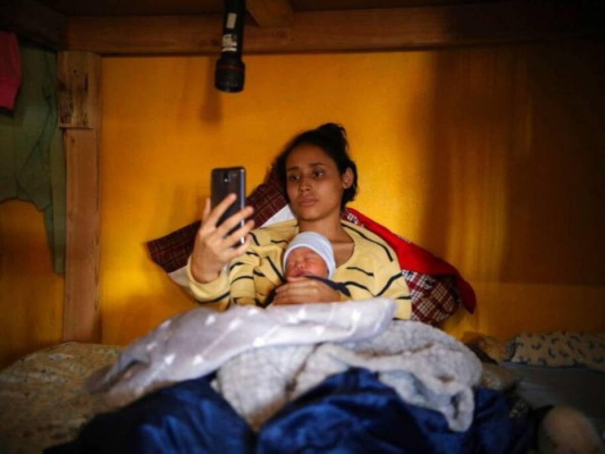 Adolescente guatemalteca de 16 años y su bebé buscan nueva vida en Tijuana, México