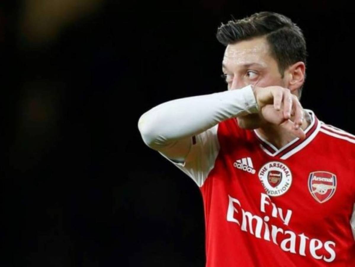 Mesut Özil estalla contra el Arsenal tras quedar fuera de la lista de la Premier