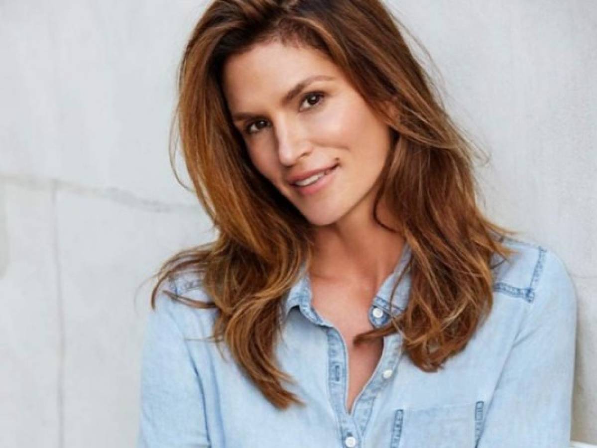 La modelo Cindy Crawford comparte una infartante foto sin sostén a sus 51 años