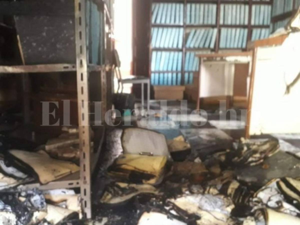 Fotos: Destruido parte del archivo capitalino luego que vándalos incendiaran el Palacio Municipal de Tegucigalpa