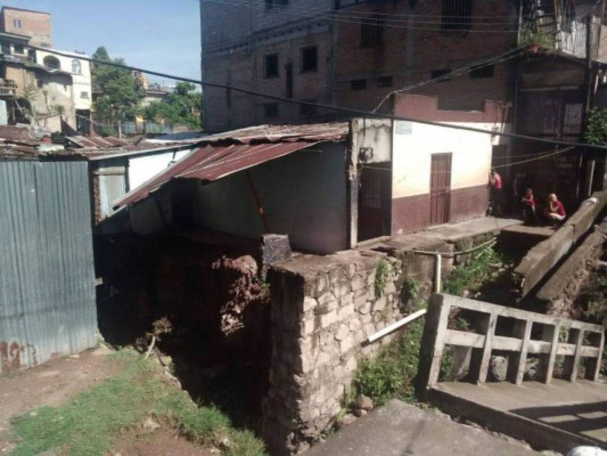 Vivienda se derrumba en Villa Adela tras las lluvias