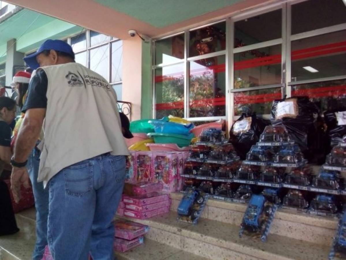 Un Santa 'Azul' regala juguetes en el Materno Infantil de Tegucigalpa