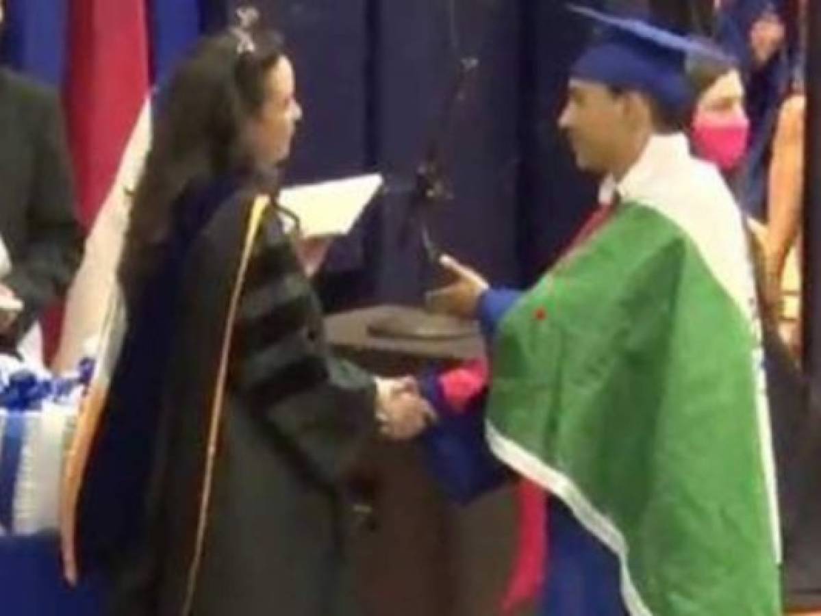 Por usar bandera mexicana durante graduación le niegan diploma a joven