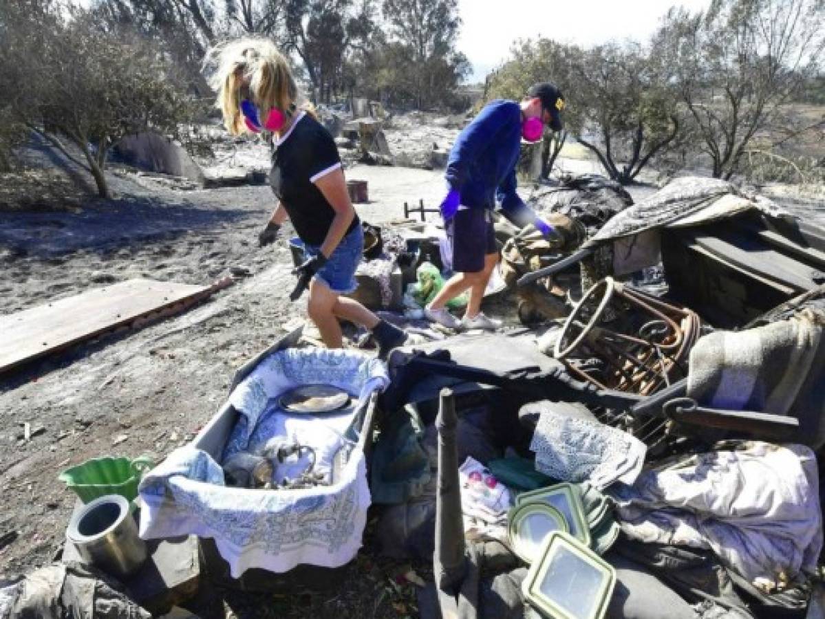 Buscan cuerpos en tierra arrasada por incendios que dejan 50 muertos en California