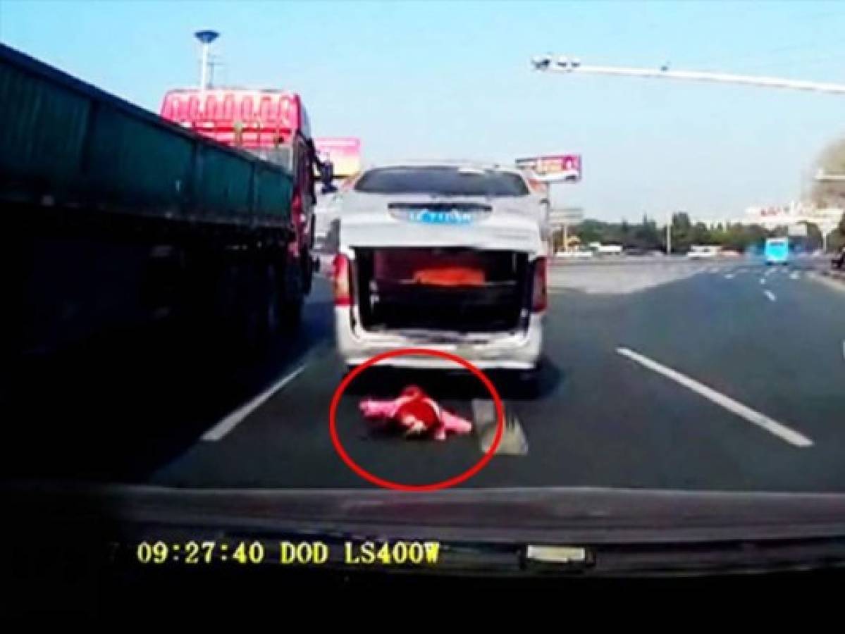 Video capta la caída de un niño de una camioneta en movimiento en China