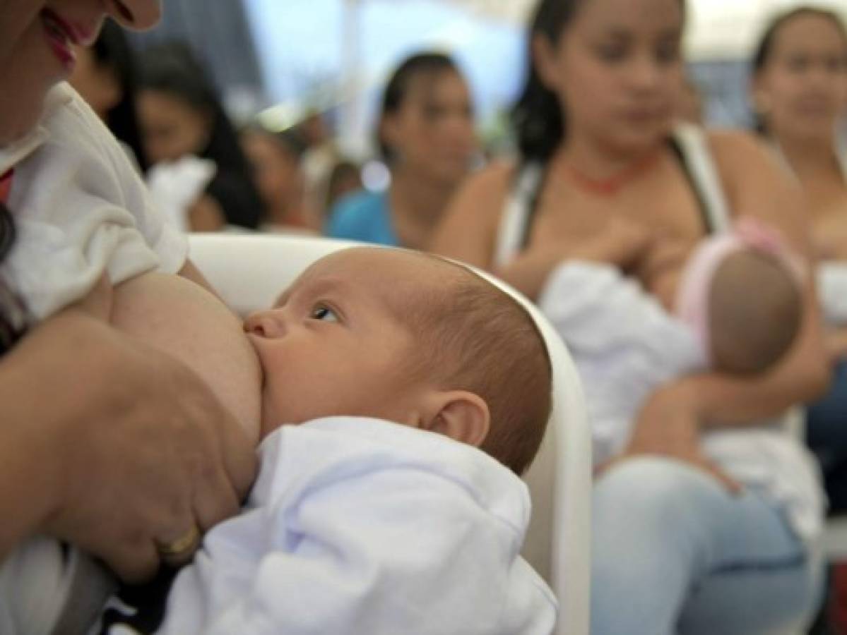 Las mujeres contaminadas con Zika pueden amamantar, según la OMS