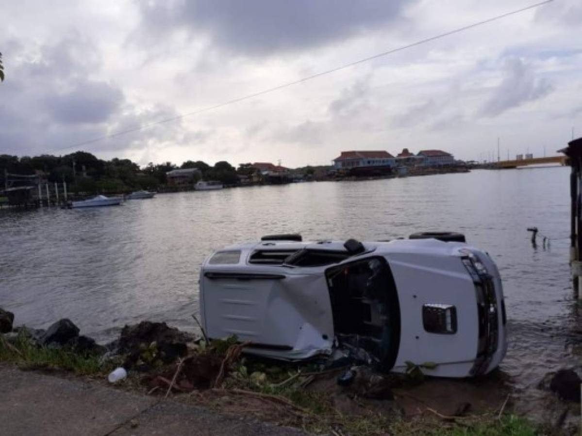 Conductor cae al mar y se salva de milagro tras sufrir un despiste en Roatán