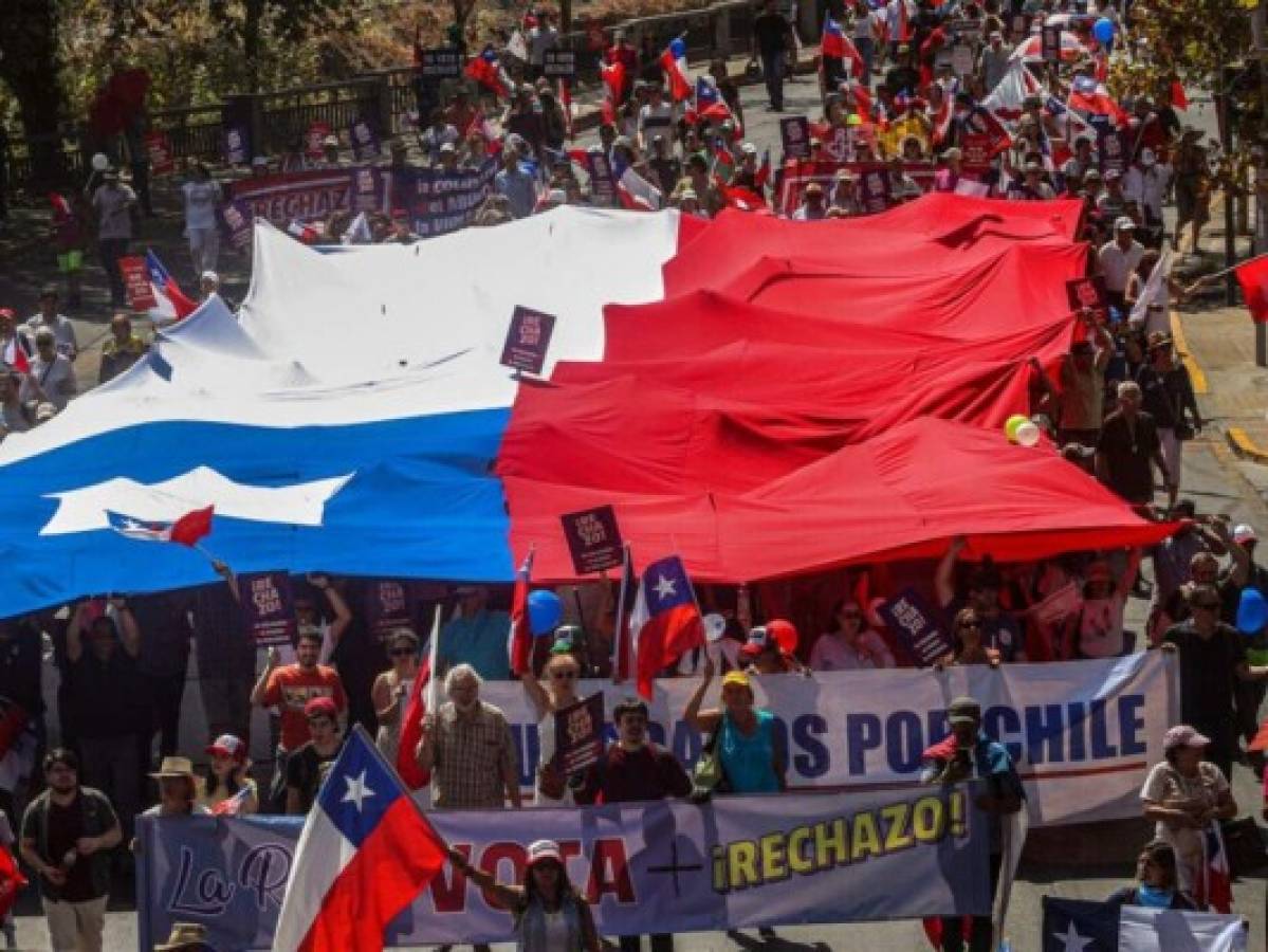 Manifestantes rechazan una nueva constitución en Chile    