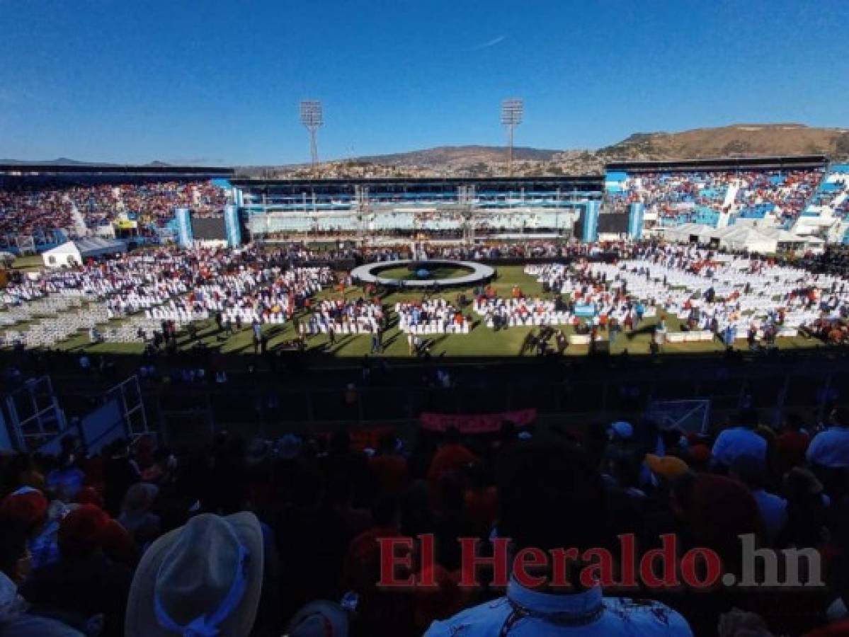 Pancartas y bailes: el ambiente en las graderías del Estadio Nacional durante toma de posesión (Fotos)