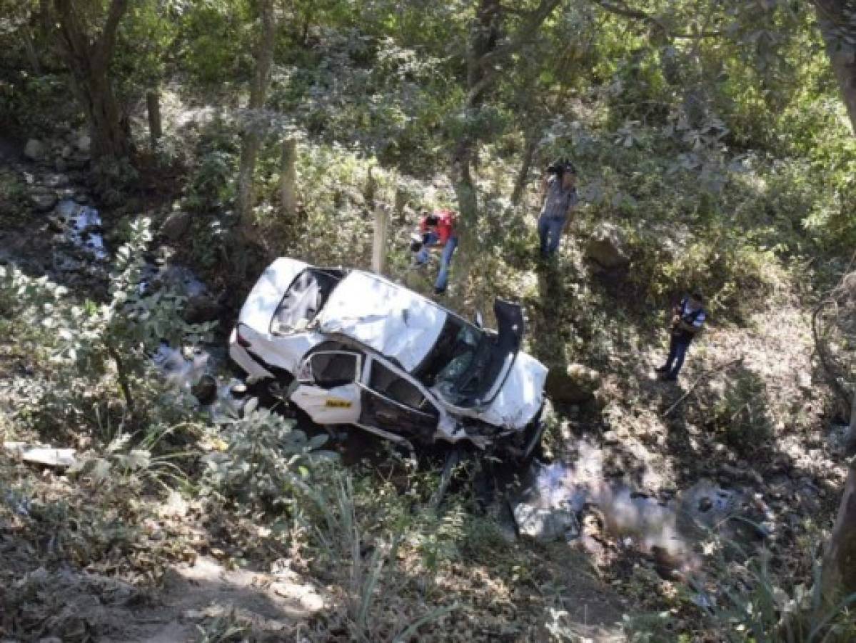 Cuatro heridos al caer taxi a una hondonada en la colonia Sagastume