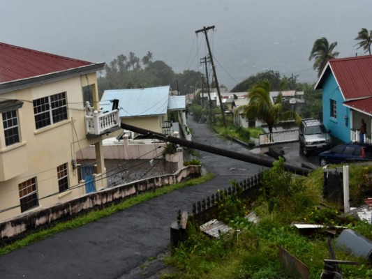 Florida suma 20 muertos y 128 desaparecidos tras derrumbe y teme embate de huracán Elsa