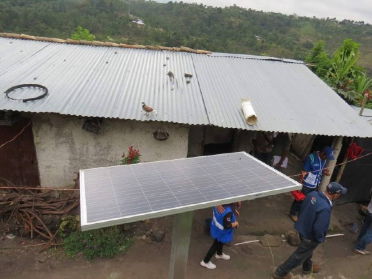 Honduras: Con paneles solares llevan energía a sectores de La Paz