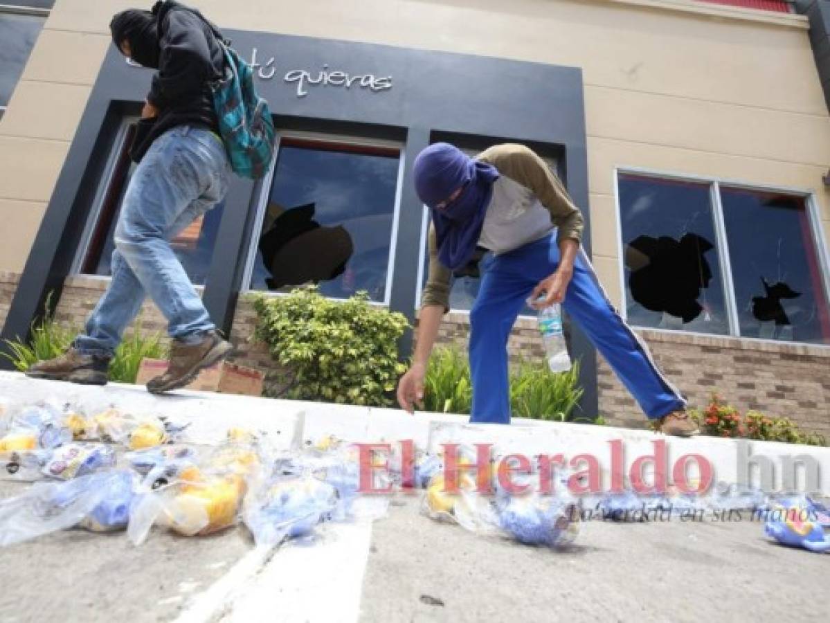 Manifestantes encapuchados le prenden fuego a restaurante de comida rápida frente a Toncontín