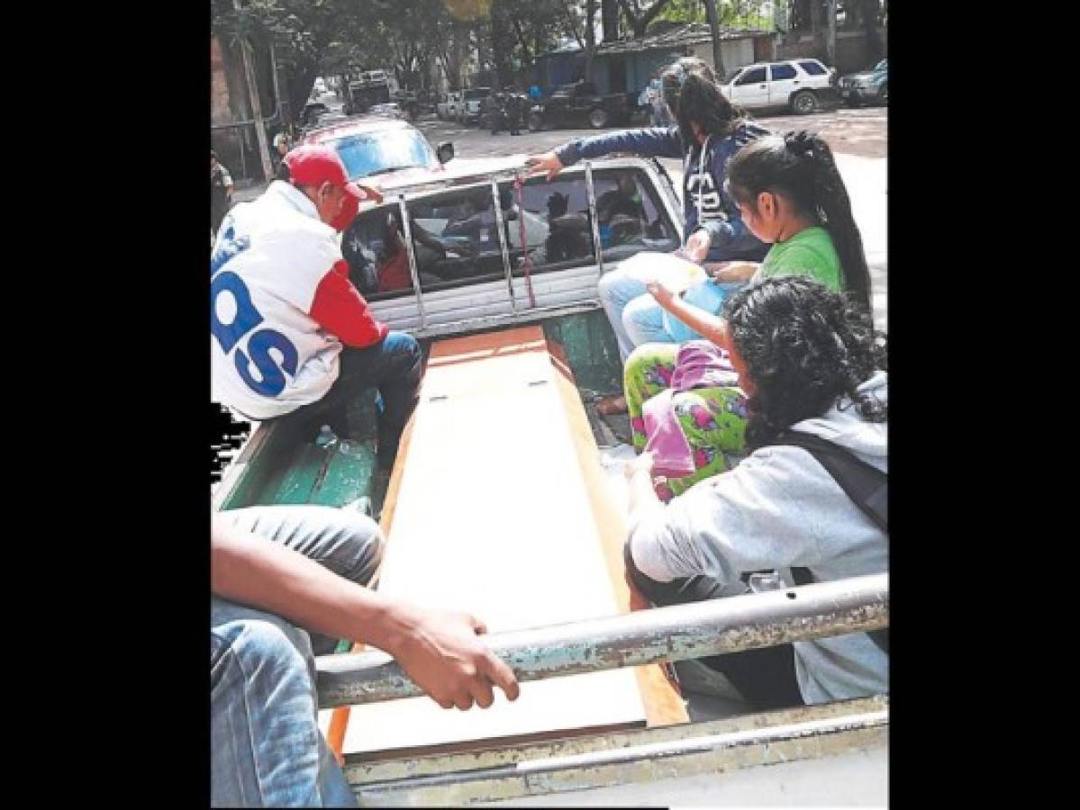 Frente a su esposa e hija raptan y luego matan a un hombre