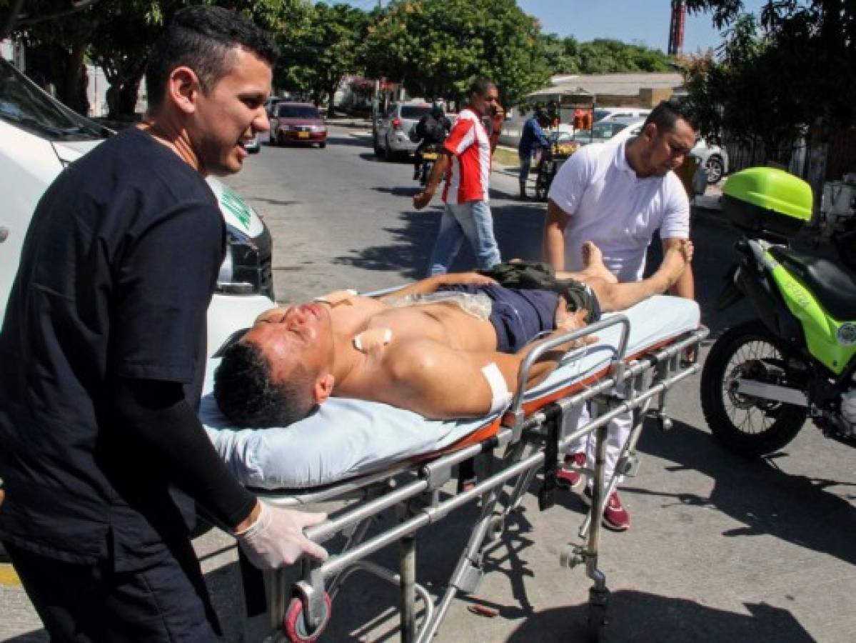 Cuatro policías muertos y 42 heridos provoca ataque con bomba en Barranquilla, Colombia