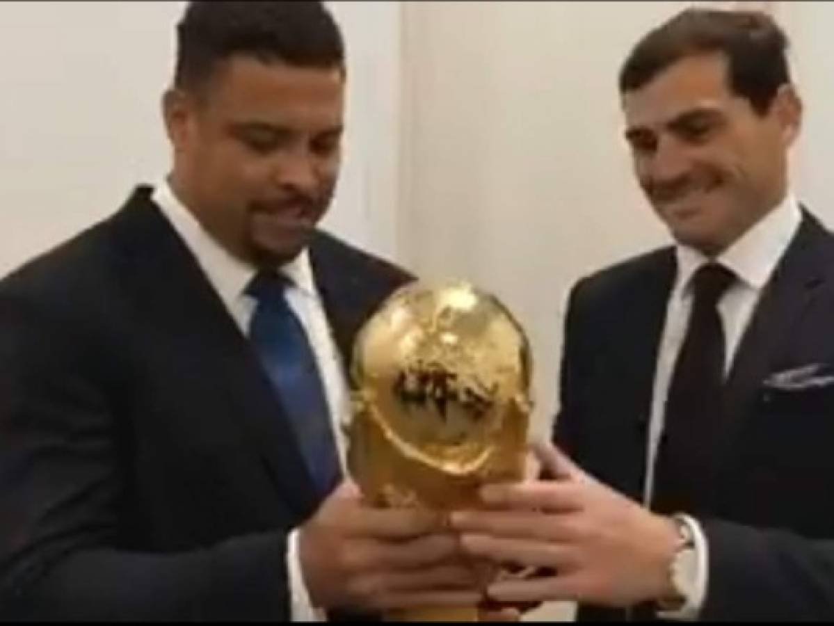 VÍDEO: Momento curioso de Iker Casillas y Ronaldo Nazario en ceremonia de Rusia 2018