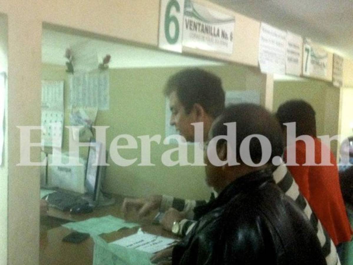 Nasralla tramita su constancia de soltería en el RNP