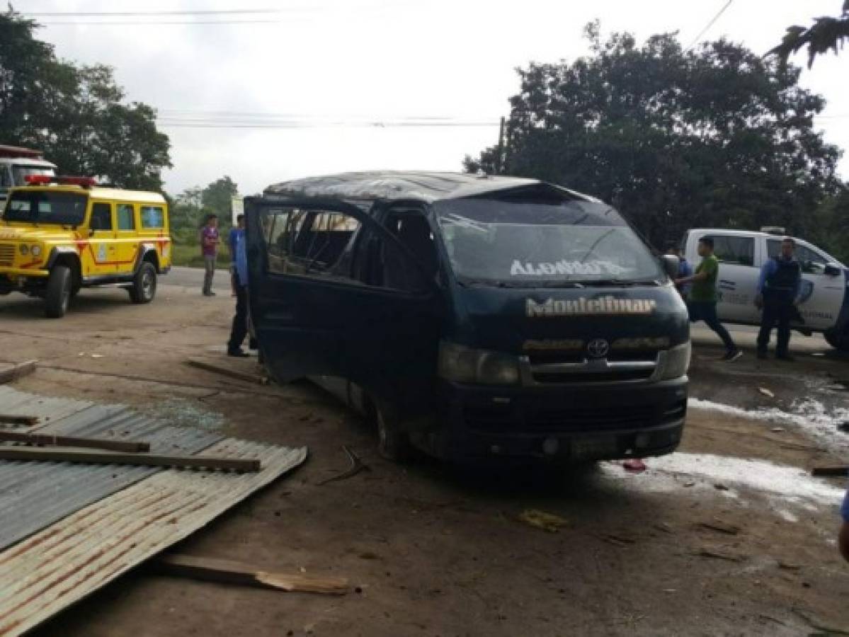 Accidente de microbús deja a varios pasajeros lesionados en Santa Bárbara