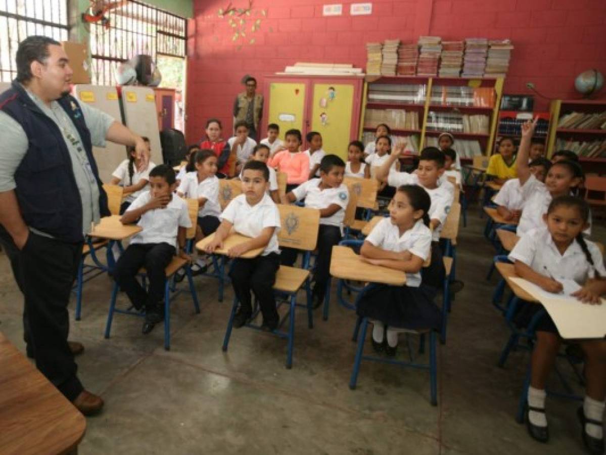 Niños replican mensaje ecológico aula por aula