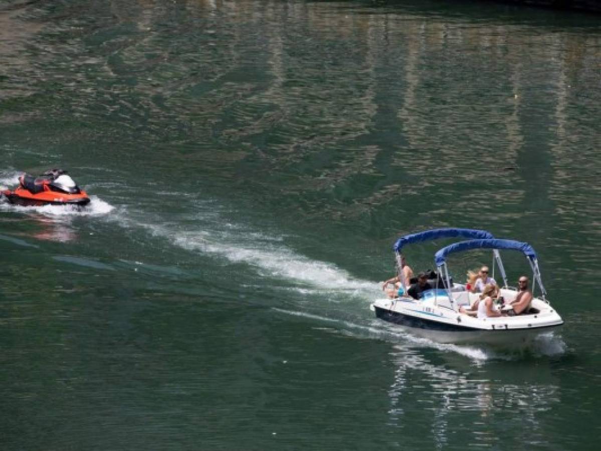 Muere niño al naufragar su bote en el río en Chicago