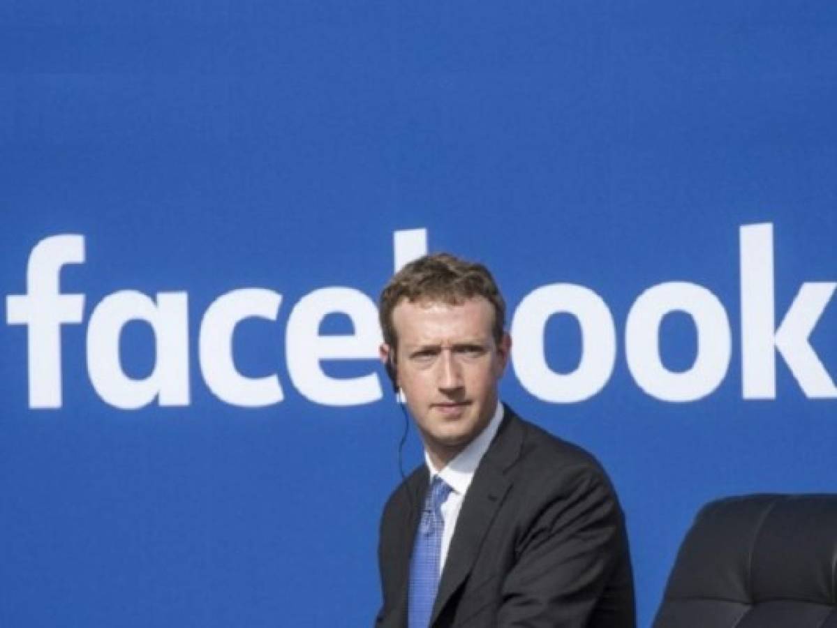 Zuckerberg no se disculpa por escándalo en Facebook