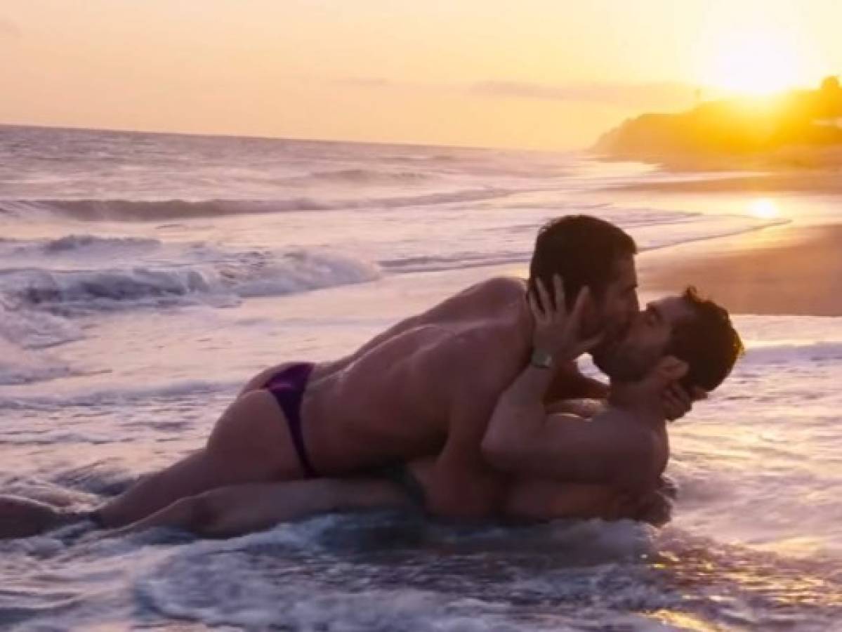 Poncho Herrera y su apasionado beso gay en la playa